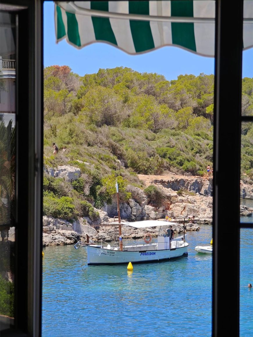 Ubicación privilegiada sobre la encantadora Cala de Santandria