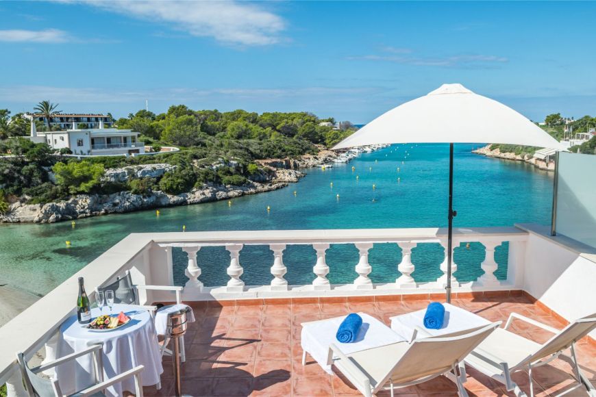 Terraza habitación con tumbonas y vistas de la bahía