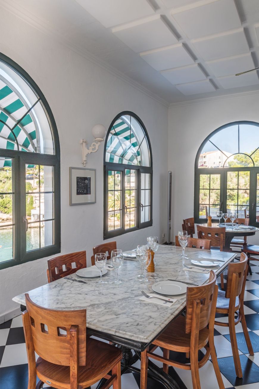 Salones interiores del Hotel Bahía